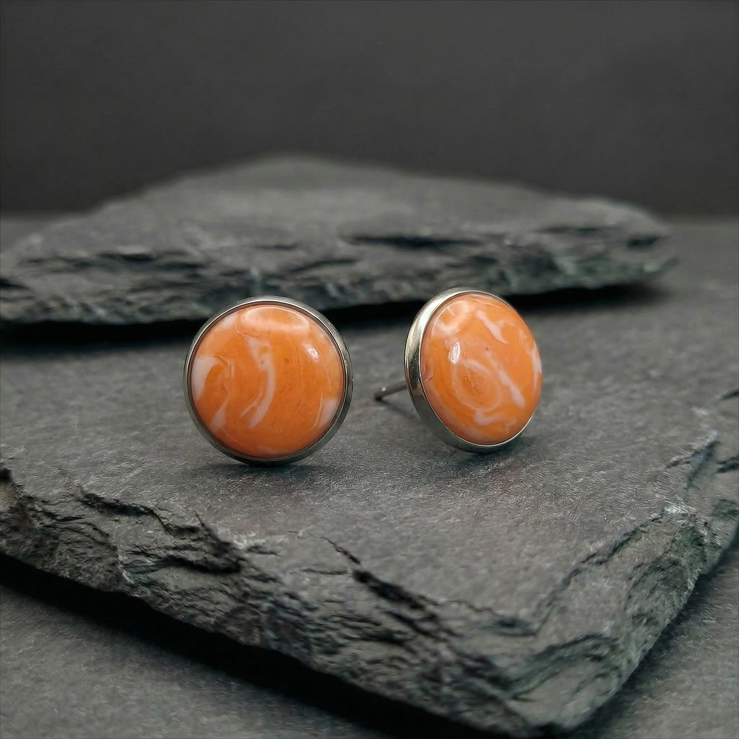 Marmorierte Ohrstecker in Orange-Weiß | Größe M (10 mm)
