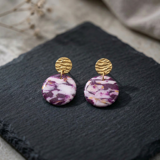 Amethysta – Marmorierte Ohrringe in Lila, Weiß & Gold