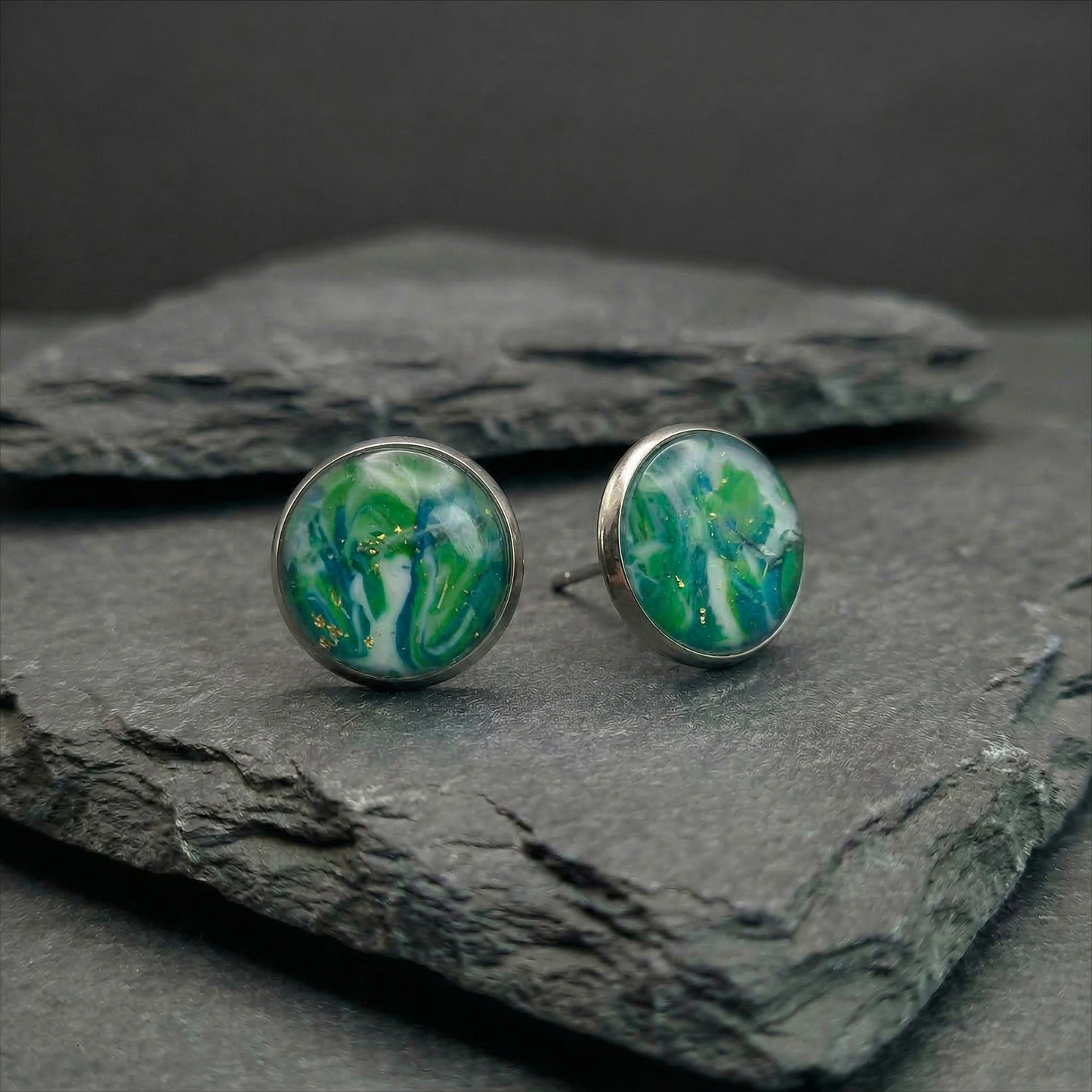 Marmorierte Ohrstecker in Grün-Blau-Weiß | Größe M (10 mm)