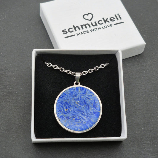 Runder XL Anhänger Saphira – Mystischer Glanz in Blau - mit 45 cm langer Edelstahlkette