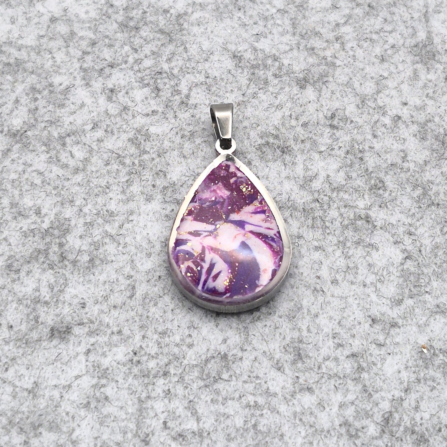 Tropfen Anhänger Galaxia – Kunstvoller Anhänger mit kosmischem Design - mit 45 cm langer Edelstahlkette