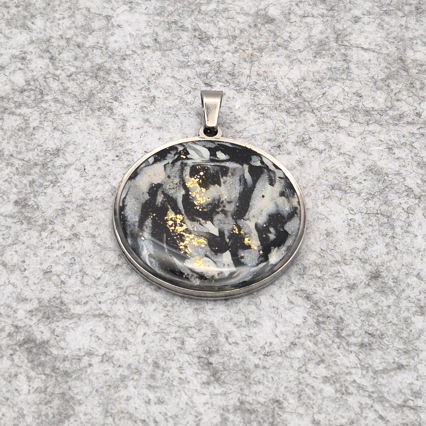 Runder XL Anhänger Nachthauch – Schmuckanhänger in Marmoroptik mit Goldschimmer - mit 45 cm langer Edelstahlkette