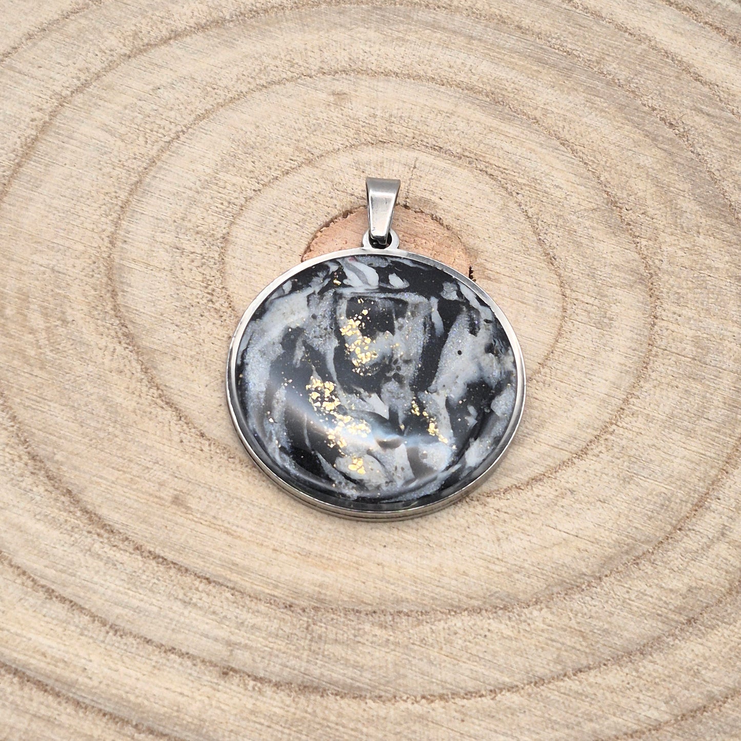 Runder XL Anhänger Nachthauch – Schmuckanhänger in Marmoroptik mit Goldschimmer - mit 45 cm langer Edelstahlkette