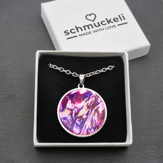 Runder XL Anhänger Galaxia – Kunstvoller Anhänger mit kosmischem Design - mit 45 cm langer Edelstahlkette