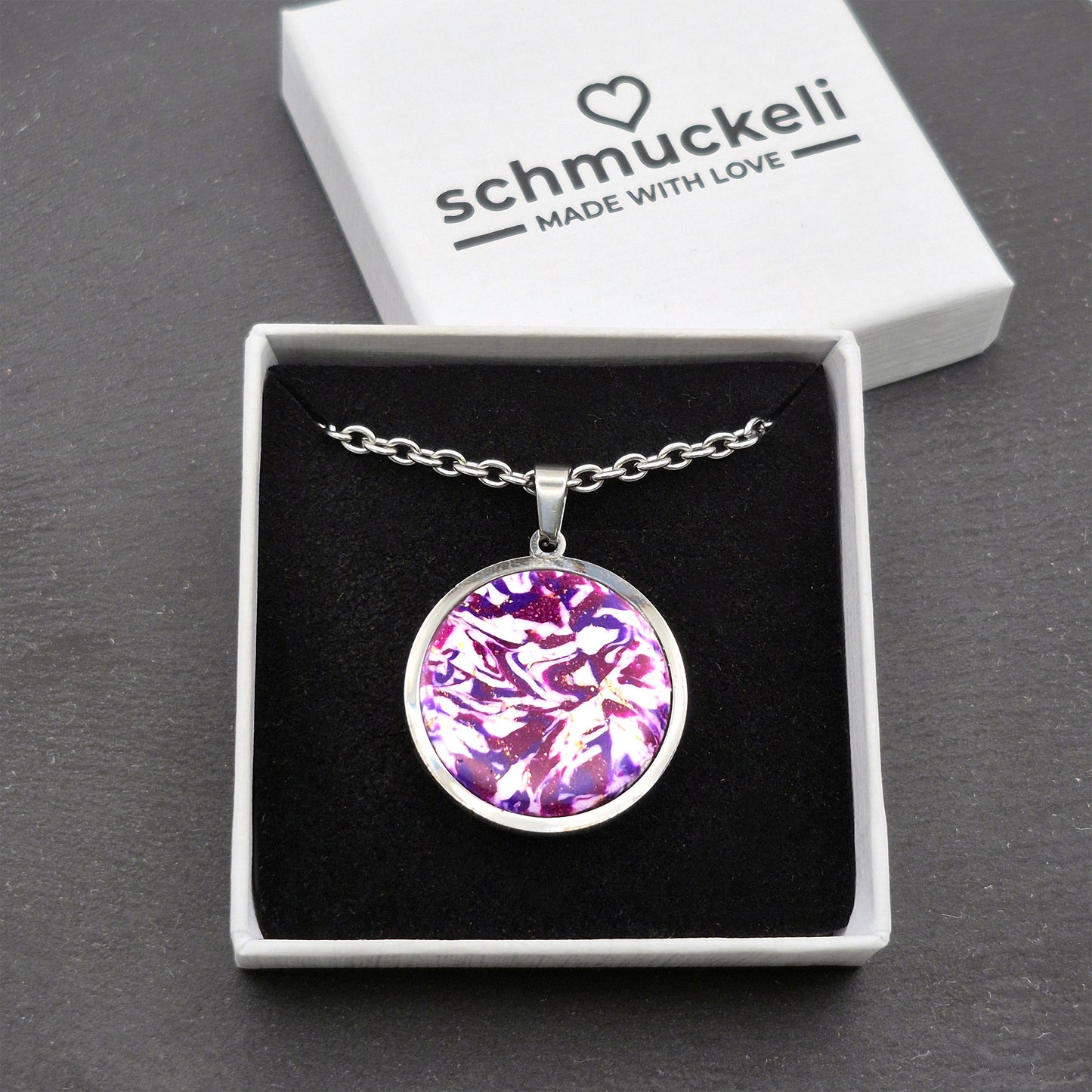 Runder Anhänger Galaxia – Kunstvoller Anhänger mit kosmischem Design - mit 45 cm langer Edelstahlkette