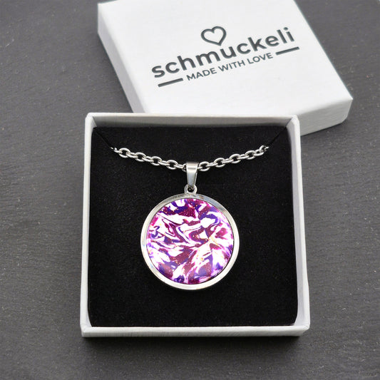 Runder Anhänger Galaxia – Kunstvoller Anhänger mit kosmischem Design - mit 45 cm langer Edelstahlkette