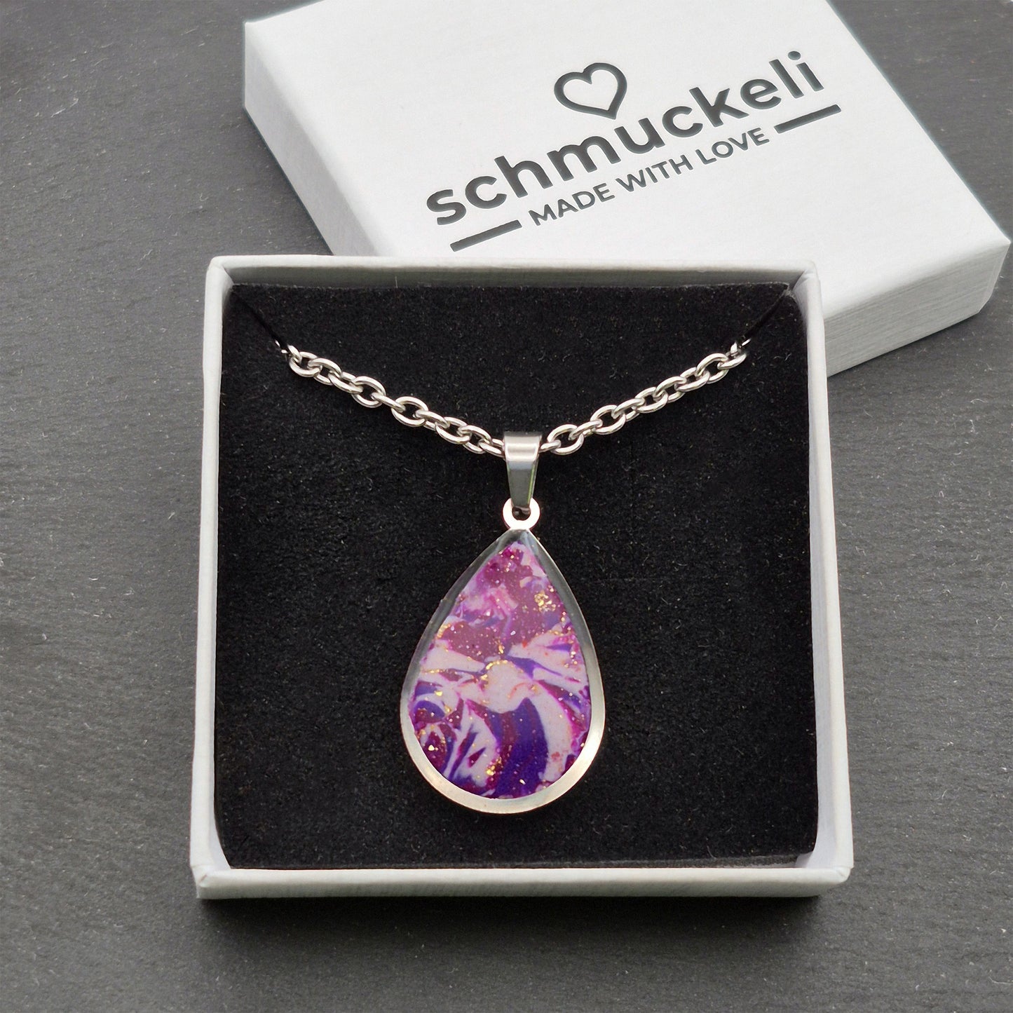 Tropfen Anhänger Galaxia – Kunstvoller Anhänger mit kosmischem Design - mit 45 cm langer Edelstahlkette