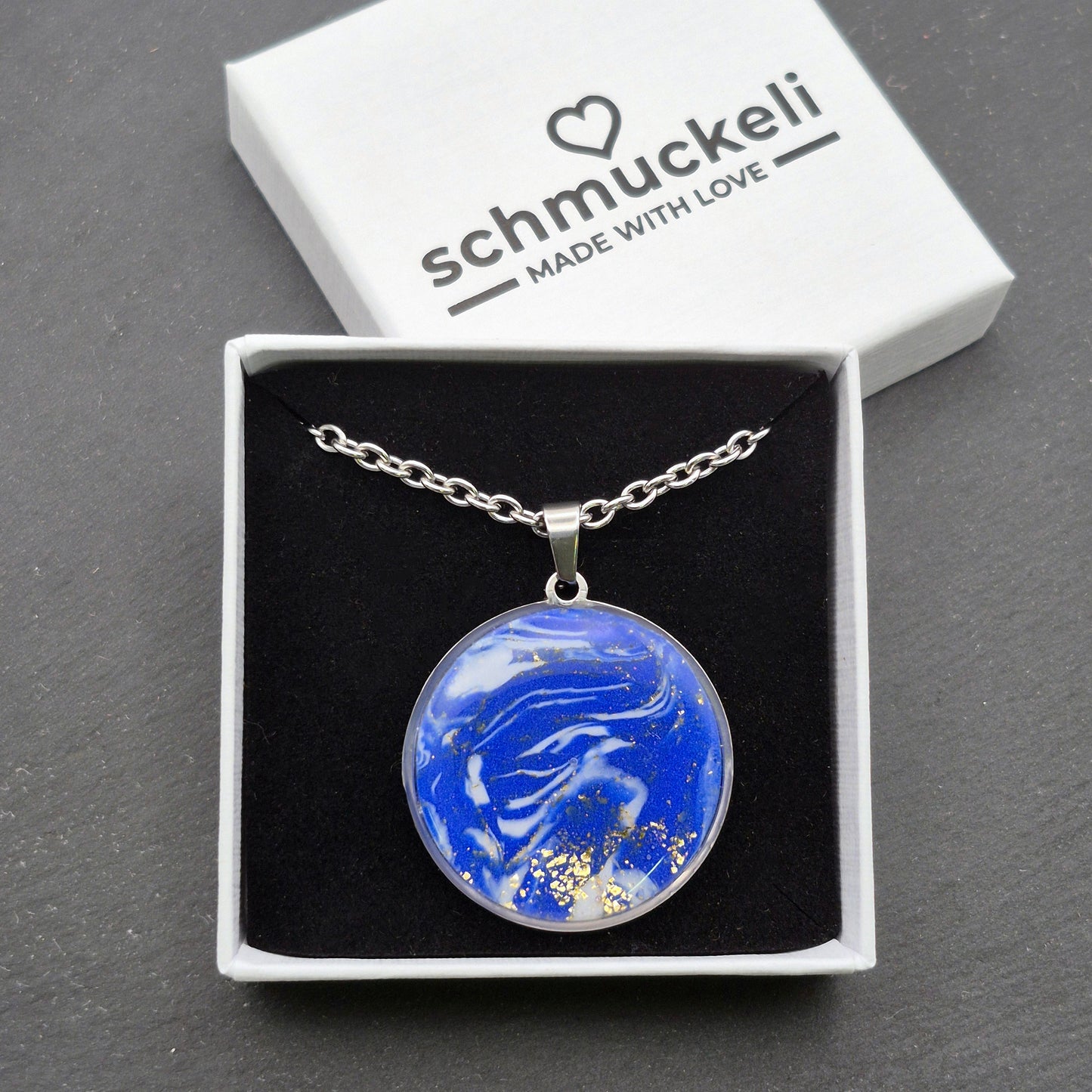 Runder XL Anhänger Sternenglanz – Funkelnder Nachthimmel in Blau/Gold - mit 45 cm langer Edelstahlkette
