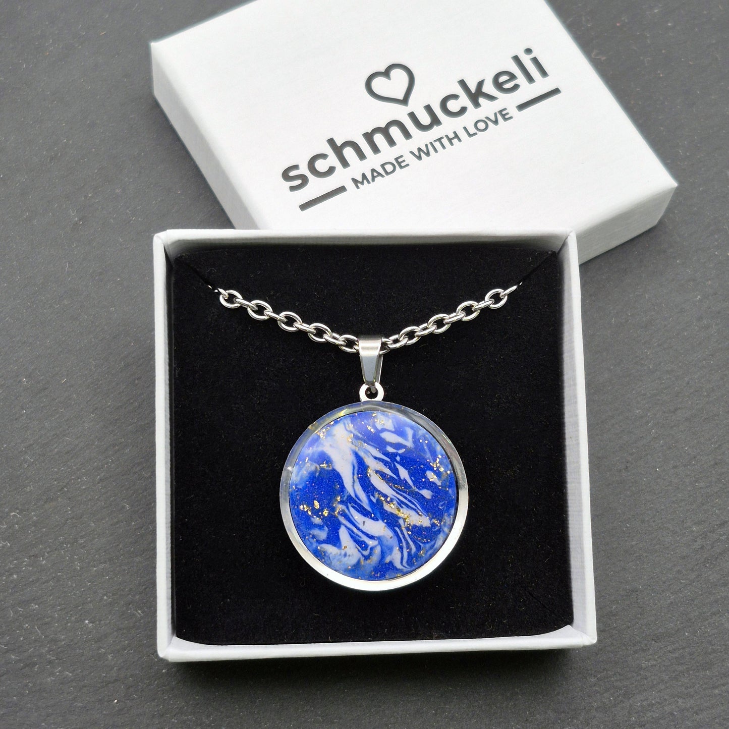 Runder Anhänger Sternenglanz – Funkelnder Nachthimmel in Blau/Gold - mit 45 cm langer Edelstahlkette