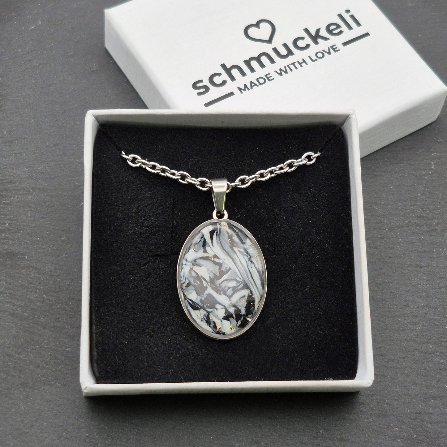 Ovaler Anhänger Marmortraum – Liebevoll gefertigtes Schmuckunikat in edler Marmor-Optik - mit 45 cm langer Edelstahlkette