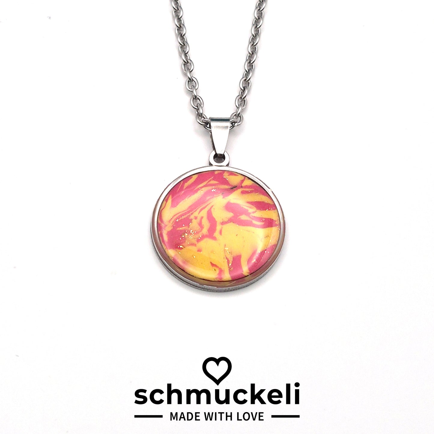 Runder Anhänger Sommersinn – Kettenanhänger in sonniger Marmoroptik, handgefertigt aus Edelstahl & Polymer Clay - mit 45 cm langer Edelstahlkette