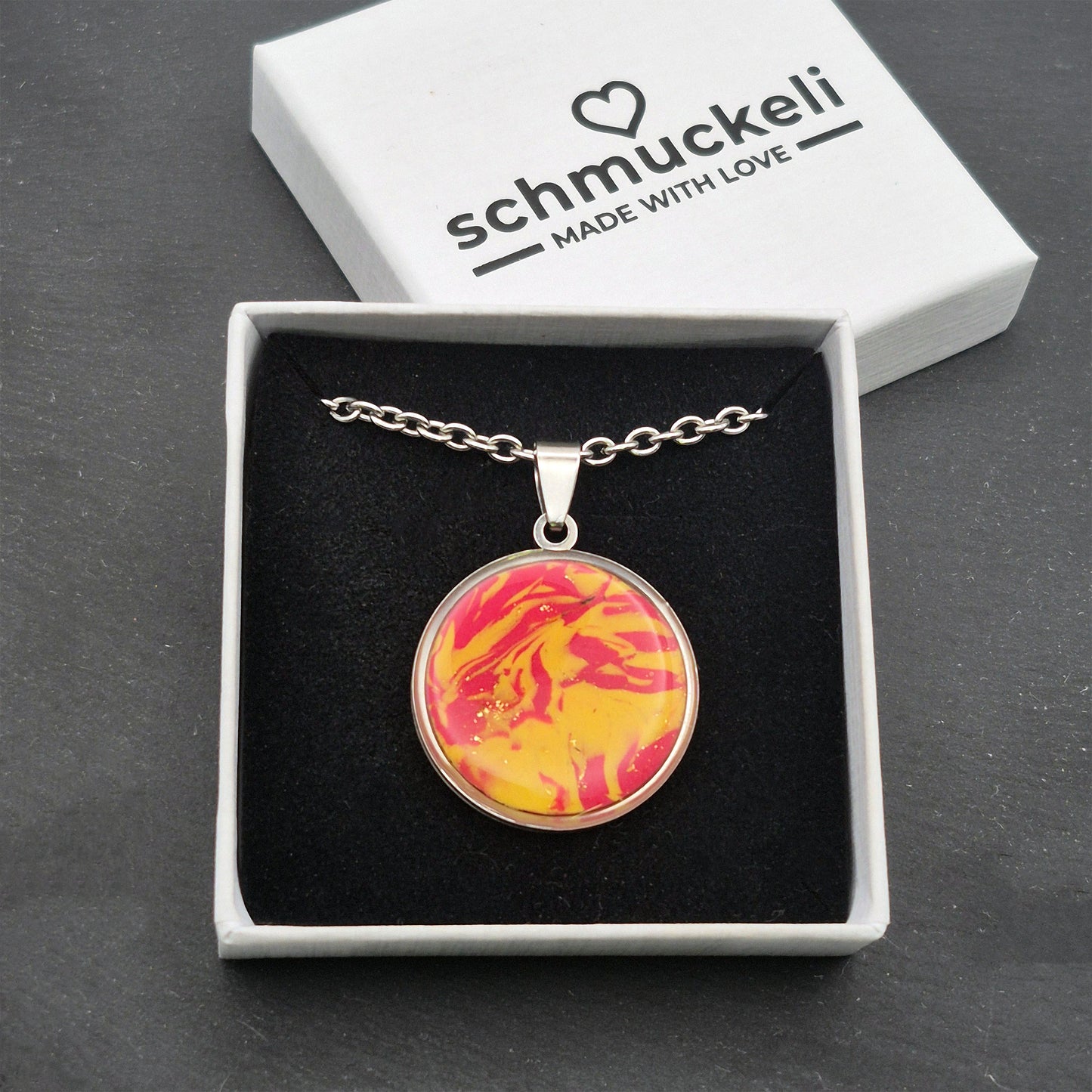 Runder Anhänger Sommersinn – Kettenanhänger in sonniger Marmoroptik, handgefertigt aus Edelstahl & Polymer Clay - mit 45 cm langer Edelstahlkette
