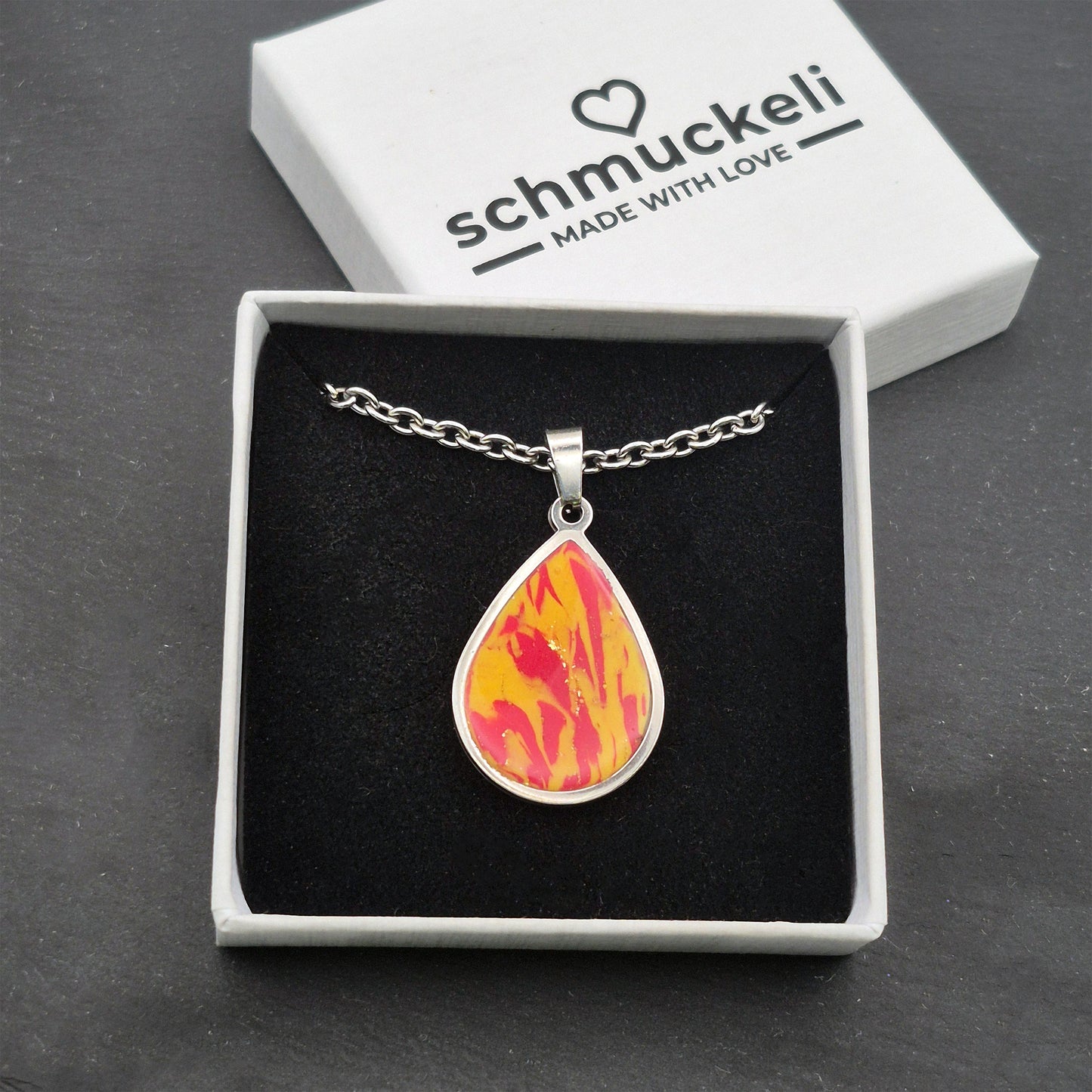 Tropfen Anhänger Sommersinn – Kettenanhänger in sonniger Marmoroptik, handgefertigt aus Edelstahl & Polymer Clay - mit 45 cm langer Edelstahlkette