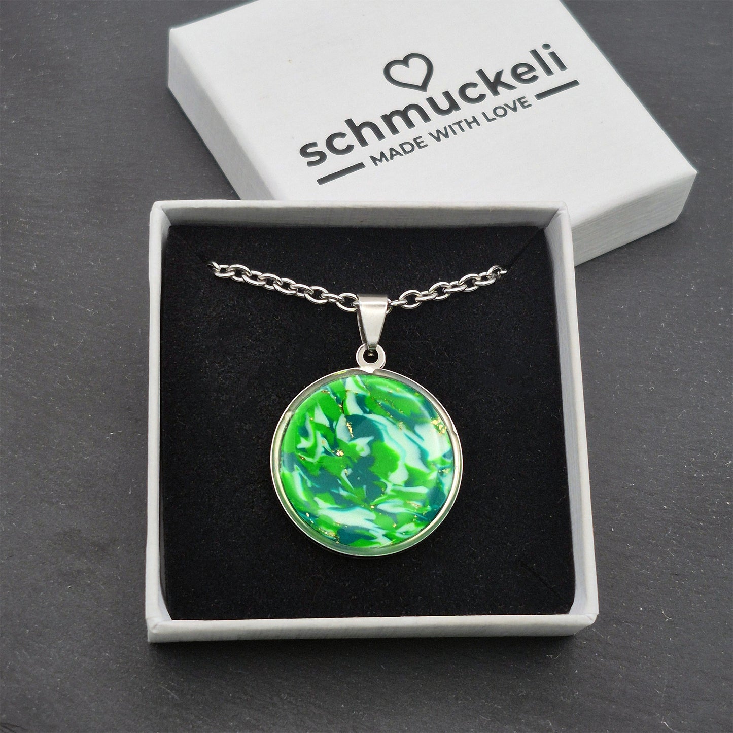 Runder Anhänger Waldglanz– Schmuckanhänger wie ein Tanz aus Licht und Blättern, handgefertigt aus Edelstahl & Polymer Clay - mit 45 cm langer Edelstahlkette