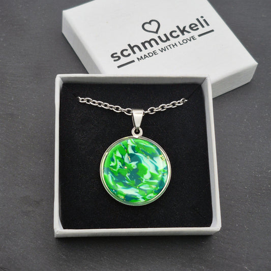 Runder Anhänger Waldglanz– Schmuckanhänger wie ein Tanz aus Licht und Blättern, handgefertigt aus Edelstahl & Polymer Clay - mit 45 cm langer Edelstahlkette