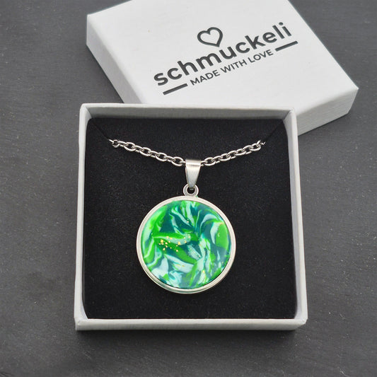 Runder Anhänger Waldglanz– Schmuckanhänger wie ein Tanz aus Licht und Blättern, handgefertigt aus Edelstahl & Polymer Clay - mit 45 cm langer Edelstahlkette