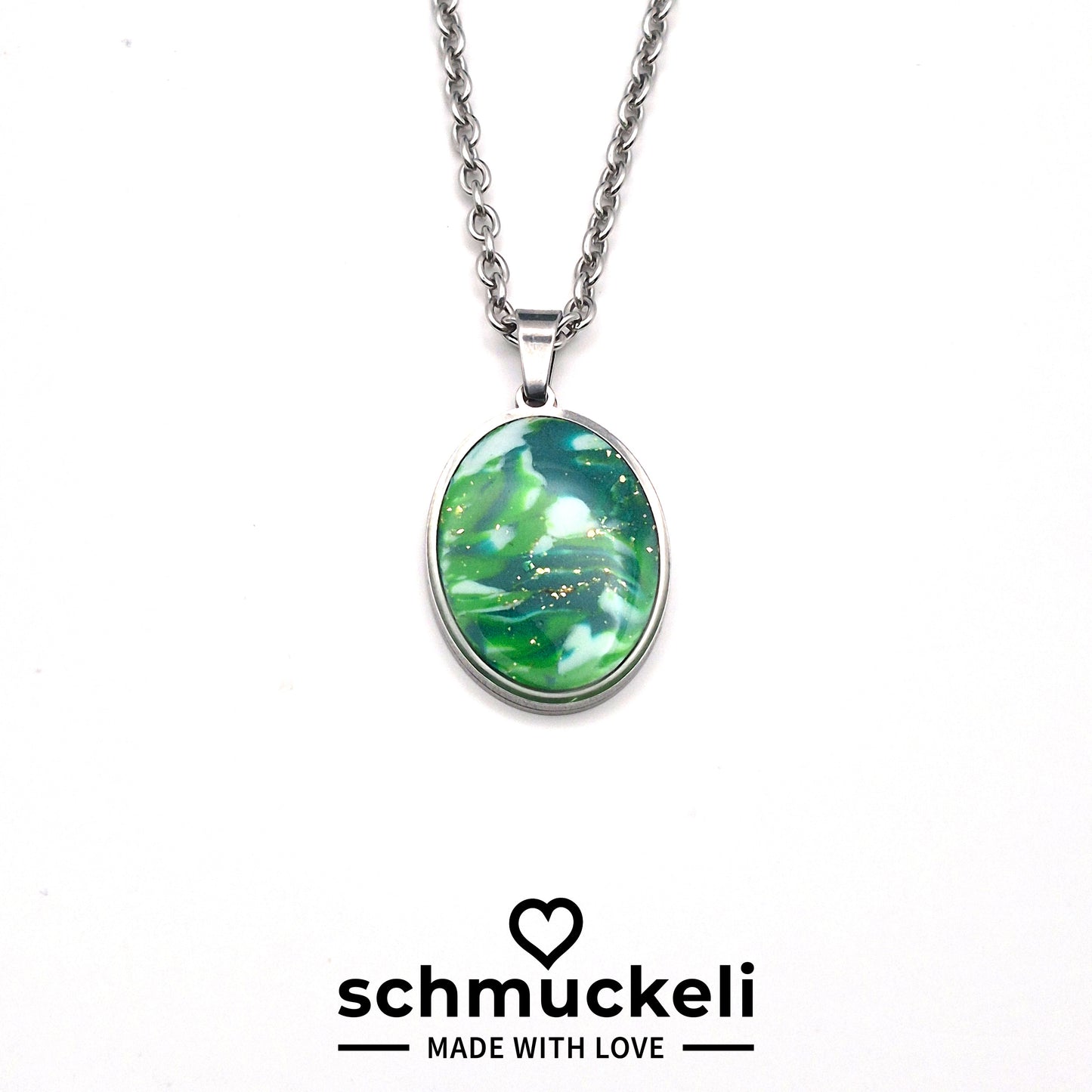 Ovaler Anhänger Waldglanz– Schmuckanhänger wie ein Tanz aus Licht und Blättern, handgefertigt aus Edelstahl & Polymer Clay - mit 45 cm langer Edelstahlkette