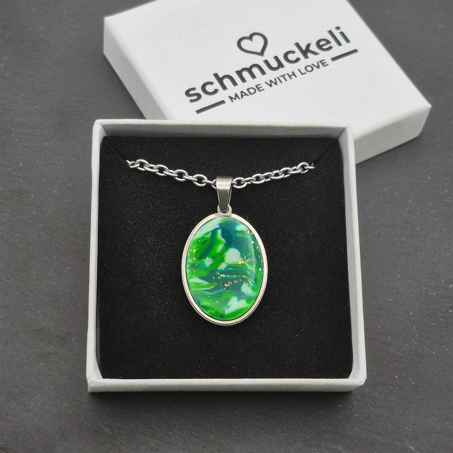 Ovaler Anhänger Waldglanz– Schmuckanhänger wie ein Tanz aus Licht und Blättern, handgefertigt aus Edelstahl & Polymer Clay - mit 45 cm langer Edelstahlkette