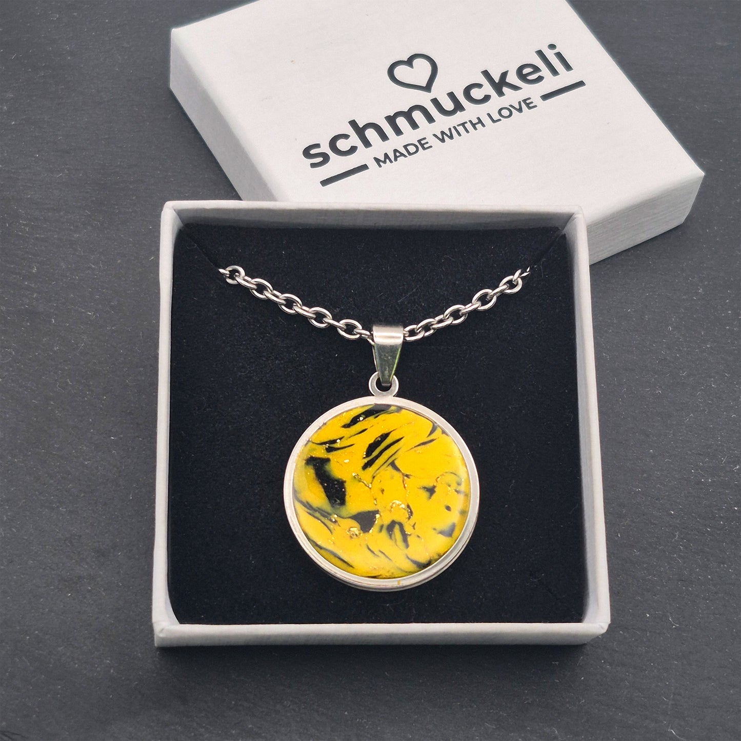 Runder Anhänger Sturmgelb – Handgemachter Sonnenwirbel im Edelstahlrahmen, versiegelt mit glänzendem Harz - mit 45 cm langer Edelstahlkette