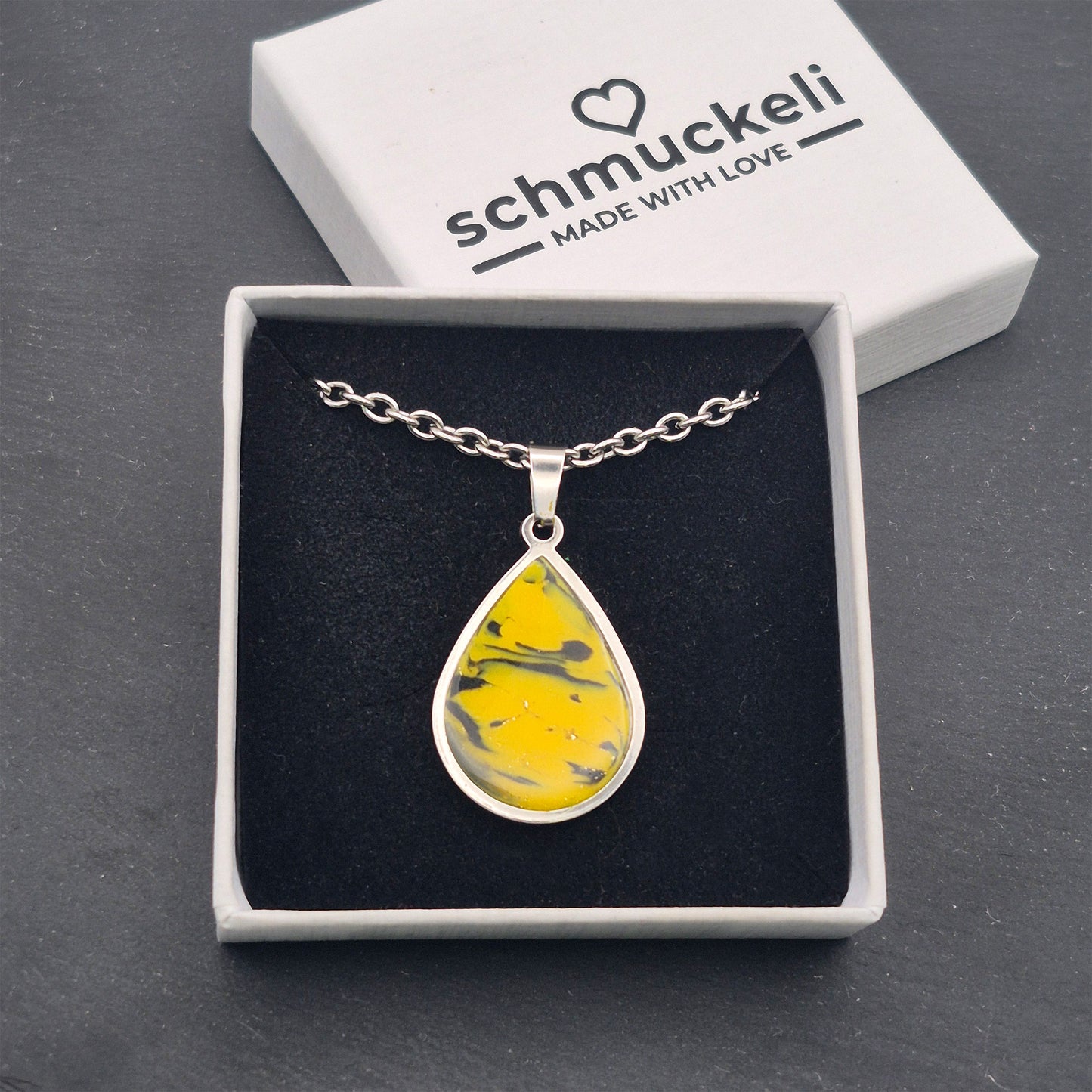 Tropfen Anhänger Sturmgelb – Handgemachter Sonnenwirbel im Edelstahlrahmen, versiegelt mit glänzendem Harz - mit 45 cm langer Edelstahlkette