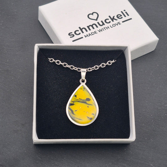 Tropfen Anhänger Sturmgelb – Handgemachter Sonnenwirbel im Edelstahlrahmen, versiegelt mit glänzendem Harz - mit 45 cm langer Edelstahlkette