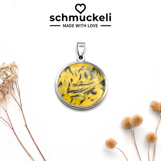 Runder Anhänger Sturmgelb – Handgemachter Sonnenwirbel im Edelstahlrahmen, versiegelt mit glänzendem Harz - mit 45 cm langer Edelstahlkette