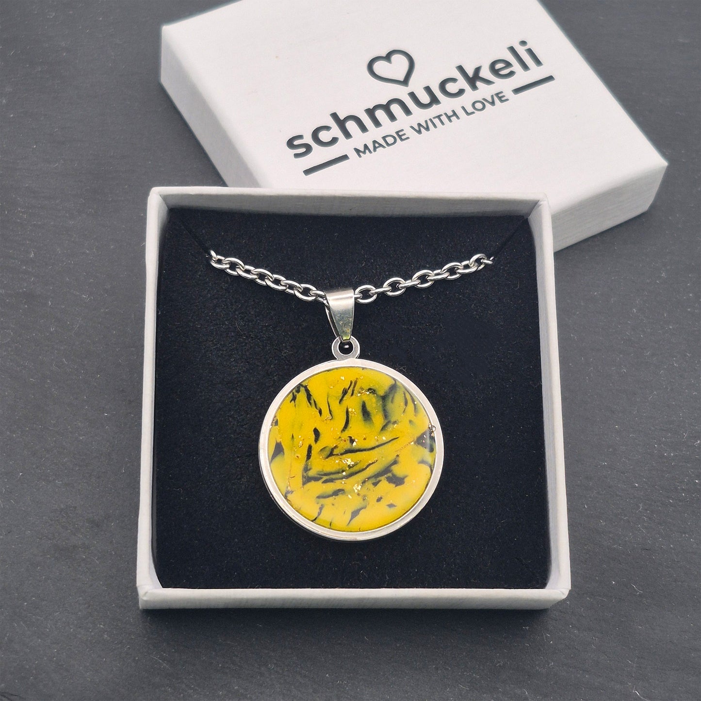 Runder Anhänger Sturmgelb – Handgemachter Sonnenwirbel im Edelstahlrahmen, versiegelt mit glänzendem Harz - mit 45 cm langer Edelstahlkette
