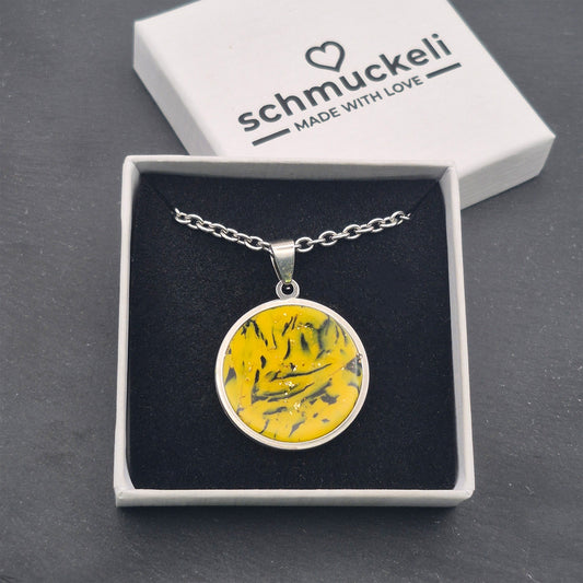Runder Anhänger Sturmgelb – Handgemachter Sonnenwirbel im Edelstahlrahmen, versiegelt mit glänzendem Harz - mit 45 cm langer Edelstahlkette