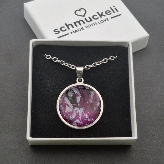 Runder Anhänger Galaxia – Handgefertigter Schmucktraum im Edelstahlrahmen, versiegelt mit glänzendem Harz - mit 45 cm langer Edelstahlkette