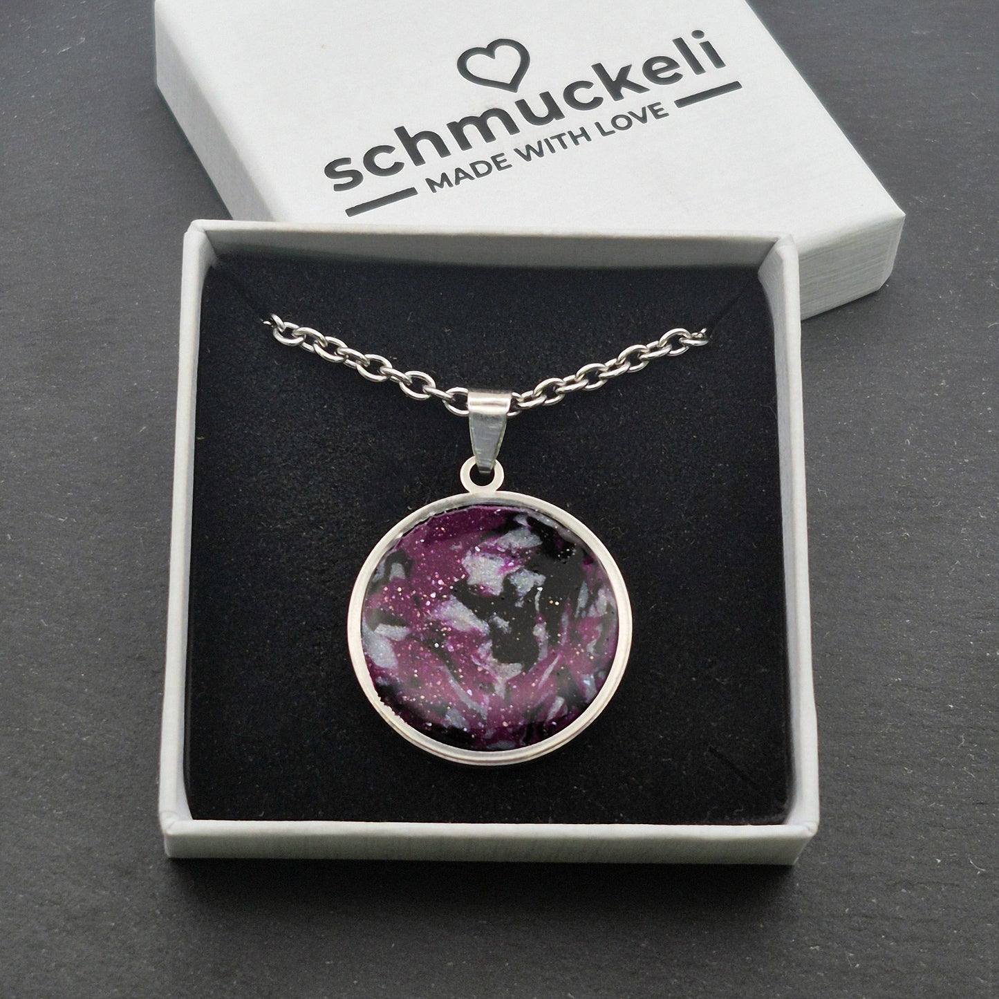 Runder Anhänger Galaxia – Handgefertigter Schmucktraum im Edelstahlrahmen, versiegelt mit glänzendem Harz - mit 45 cm langer Edelstahlkette