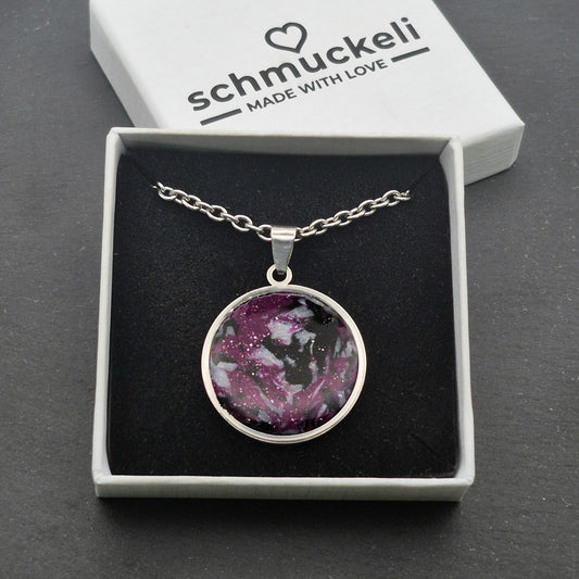 Runder Anhänger Galaxia – Handgefertigter Schmucktraum im Edelstahlrahmen, versiegelt mit glänzendem Harz - mit 45 cm langer Edelstahlkette
