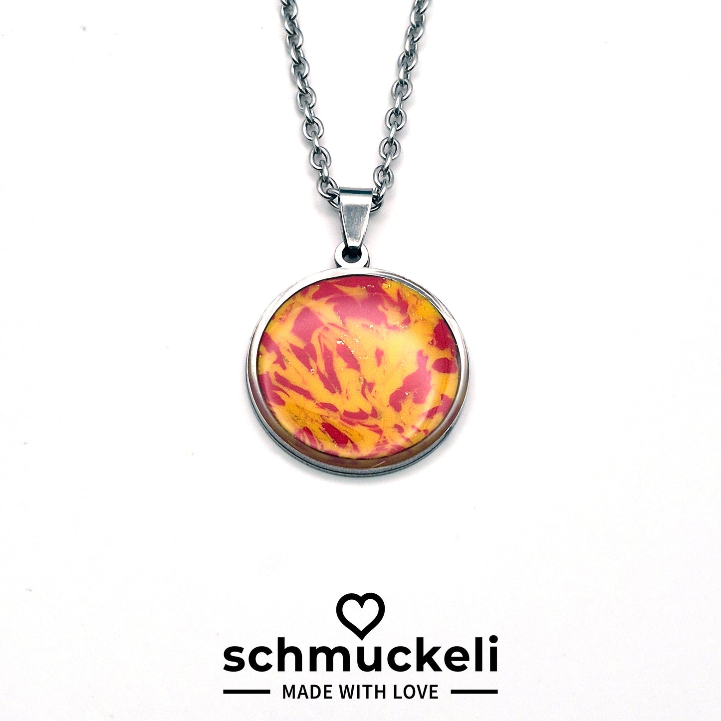 Runder Anhänger Feuerglanz – Handgemachter Unikat-Schmuck aus Edelstahl mit leuchtendem Polymer Clay Inlay, versiegelt mit glänzendem Harz - mit 45 cm langer Edelstahlkette