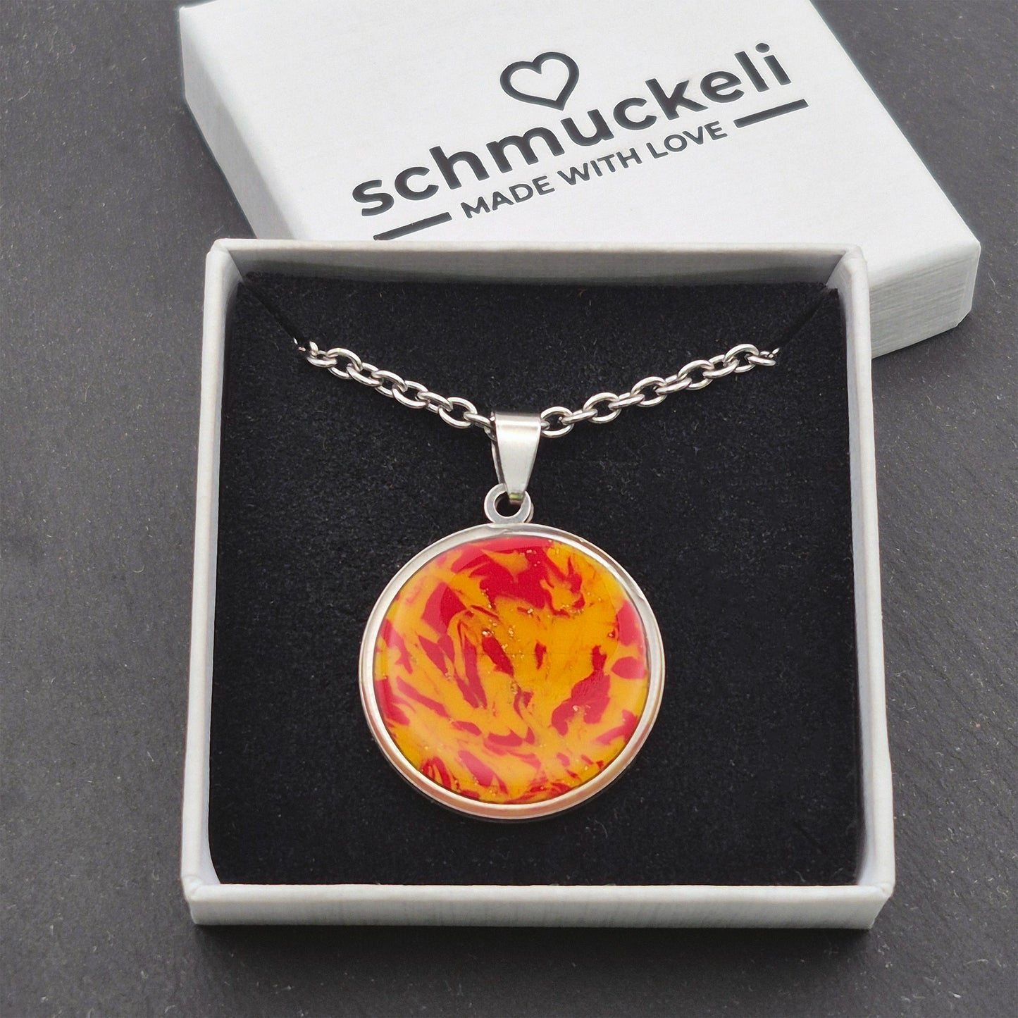 Runder Anhänger Feuerglanz – Handgemachter Unikat-Schmuck aus Edelstahl mit leuchtendem Polymer Clay Inlay, versiegelt mit glänzendem Harz - mit 45 cm langer Edelstahlkette