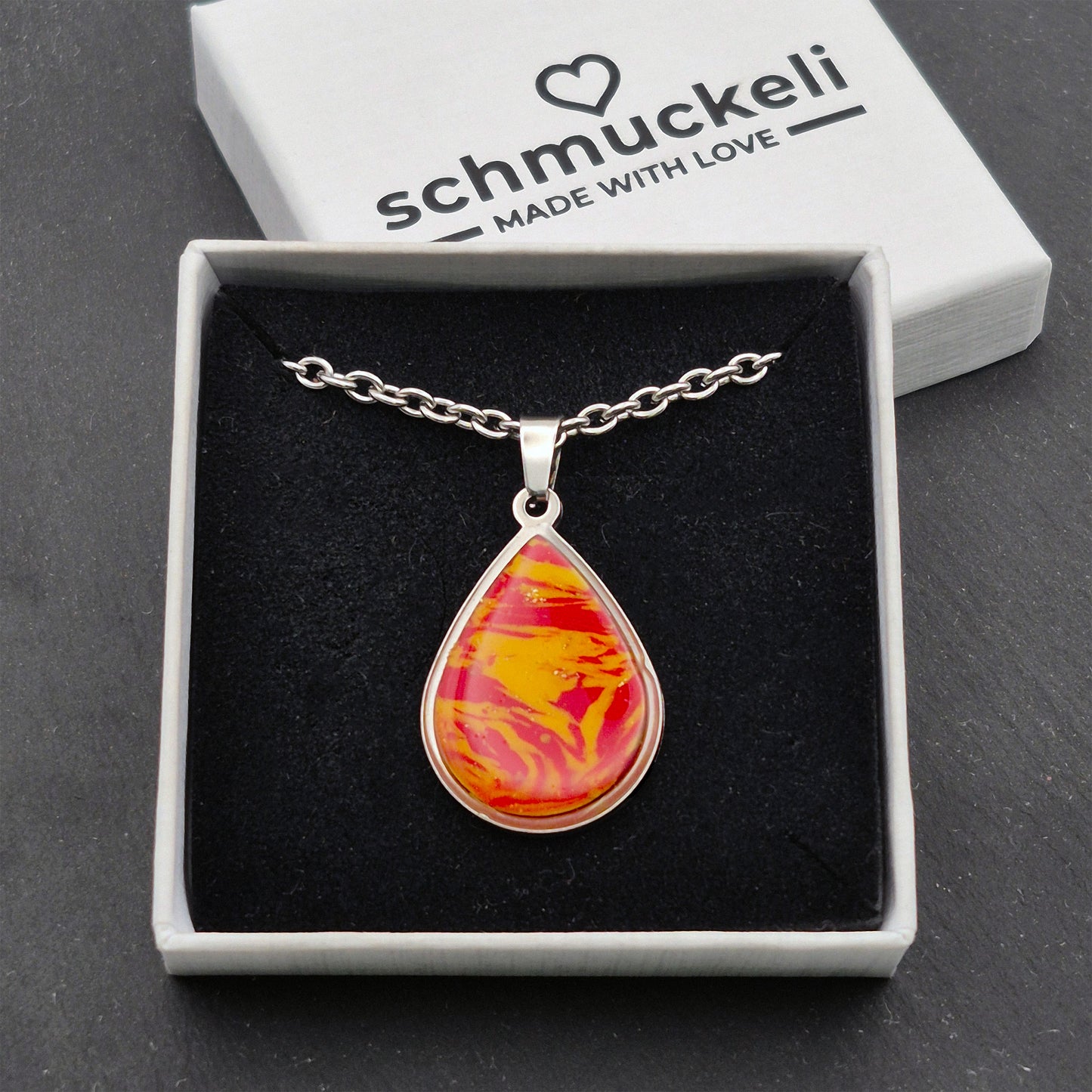 Tropfen Anhänger Feuerglanz – Handgemachter Unikat-Schmuck aus Edelstahl mit leuchtendem Polymer Clay Inlay, versiegelt mit glänzendem Harz - mit 45 cm langer Edelstahlkette