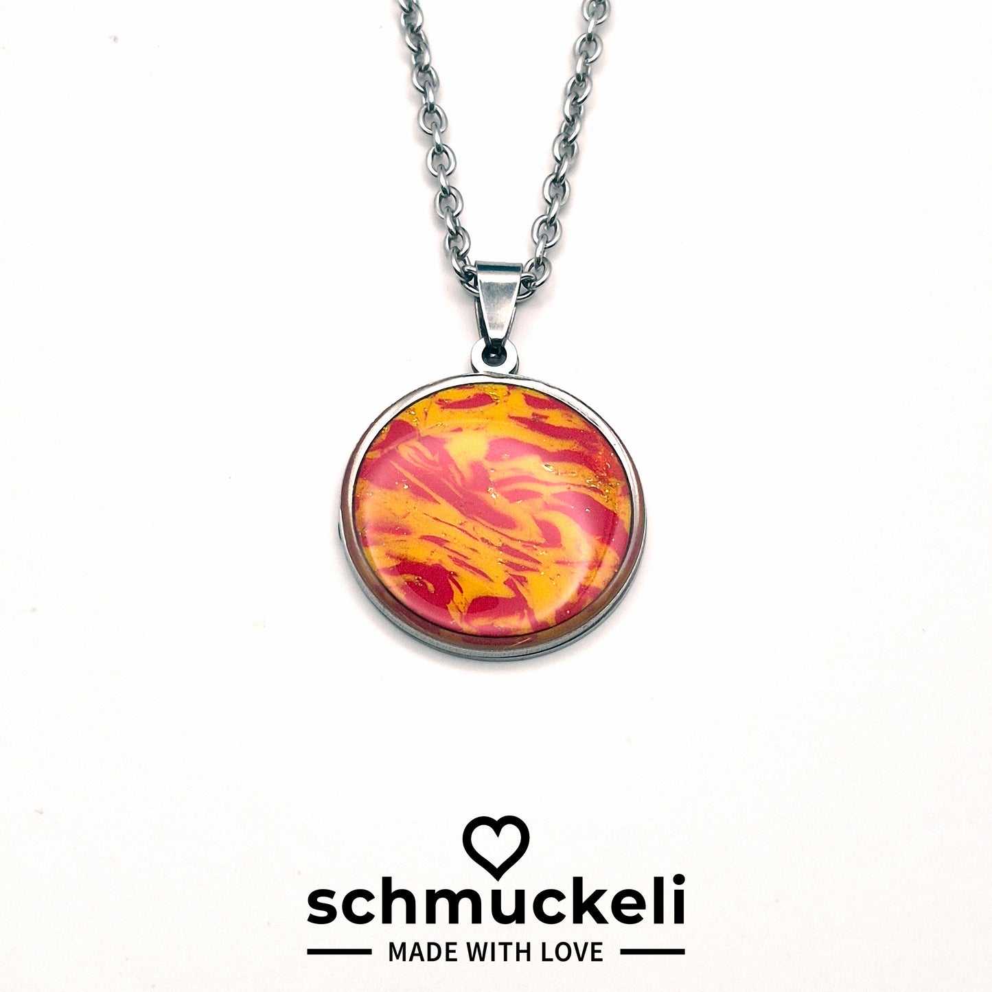 Runder Anhänger Feuerglanz – Handgemachter Unikat-Schmuck aus Edelstahl mit leuchtendem Polymer Clay Inlay, versiegelt mit glänzendem Harz - mit 45 cm langer Edelstahlkette