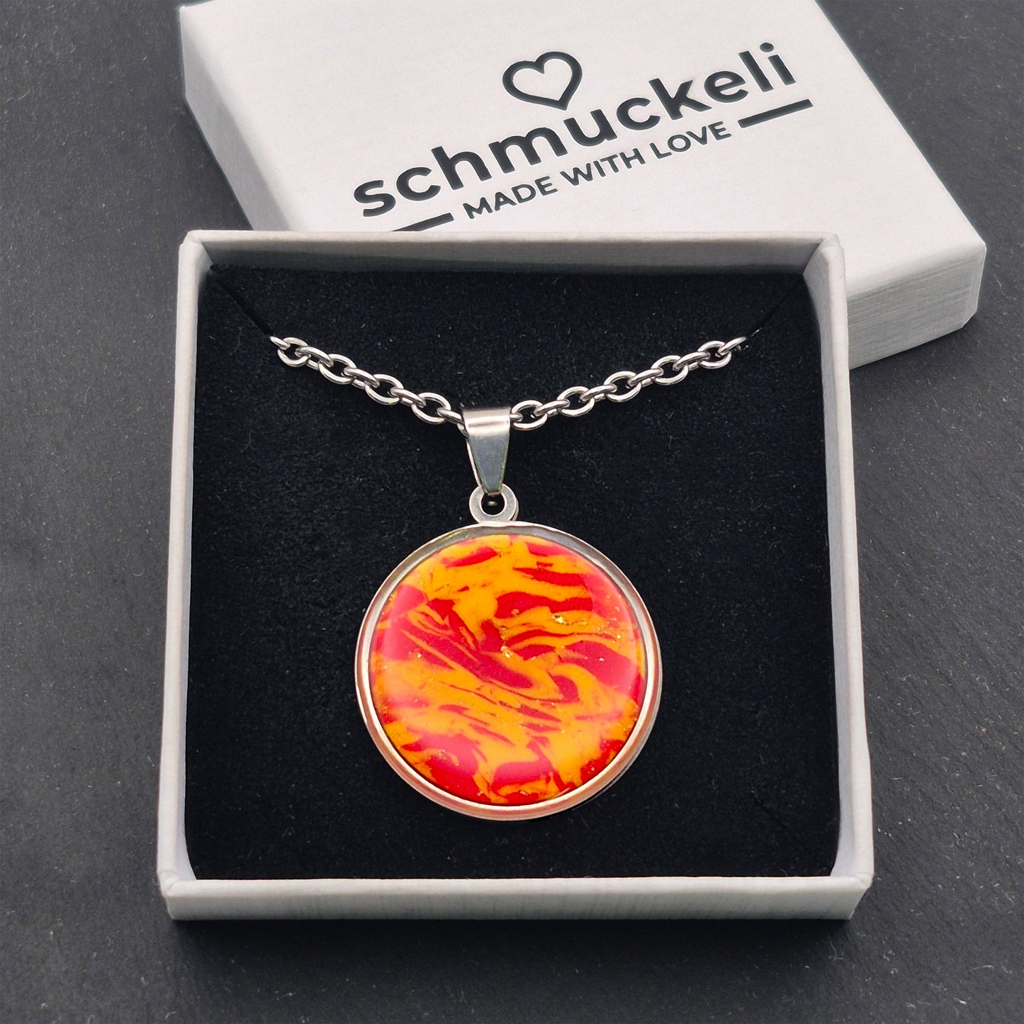 Runder Anhänger Feuerglanz – Handgemachter Unikat-Schmuck aus Edelstahl mit leuchtendem Polymer Clay Inlay, versiegelt mit glänzendem Harz - mit 45 cm langer Edelstahlkette
