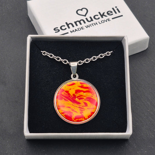 Runder Anhänger Feuerglanz – Handgemachter Unikat-Schmuck aus Edelstahl mit leuchtendem Polymer Clay Inlay, versiegelt mit glänzendem Harz - mit 45 cm langer Edelstahlkette