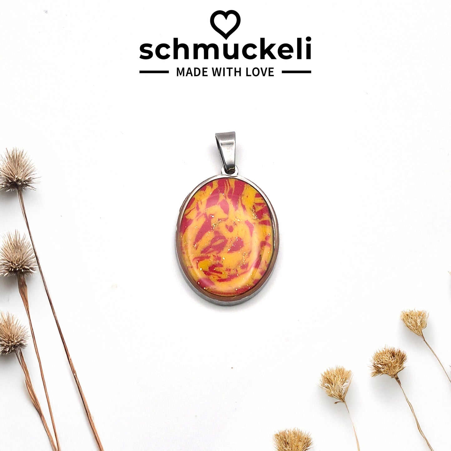 Ovaler Anhänger Feuerglanz – Handgemachter Unikat-Schmuck aus Edelstahl mit leuchtendem Polymer Clay Inlay, versiegelt mit glänzendem Harz - mit 45 cm langer Edelstahlkette