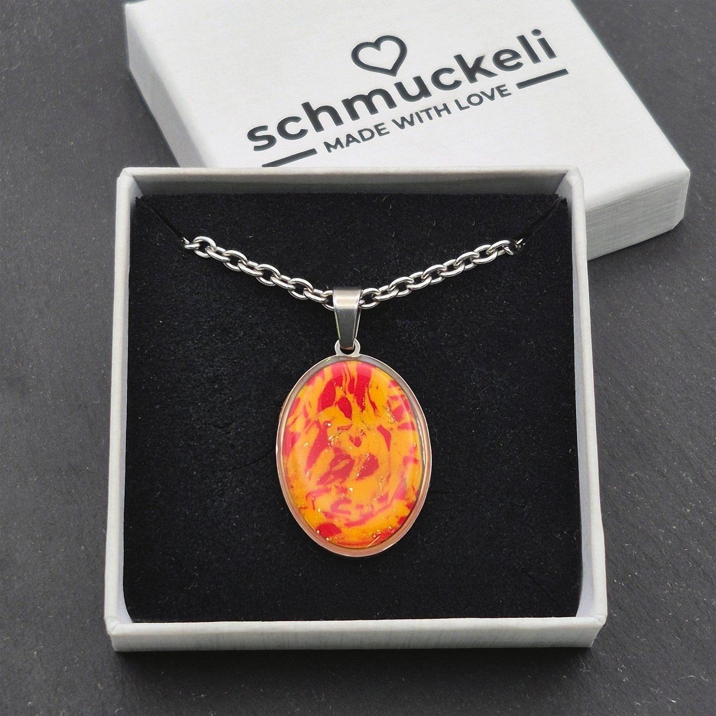 Ovaler Anhänger Feuerglanz – Handgemachter Unikat-Schmuck aus Edelstahl mit leuchtendem Polymer Clay Inlay, versiegelt mit glänzendem Harz - mit 45 cm langer Edelstahlkette