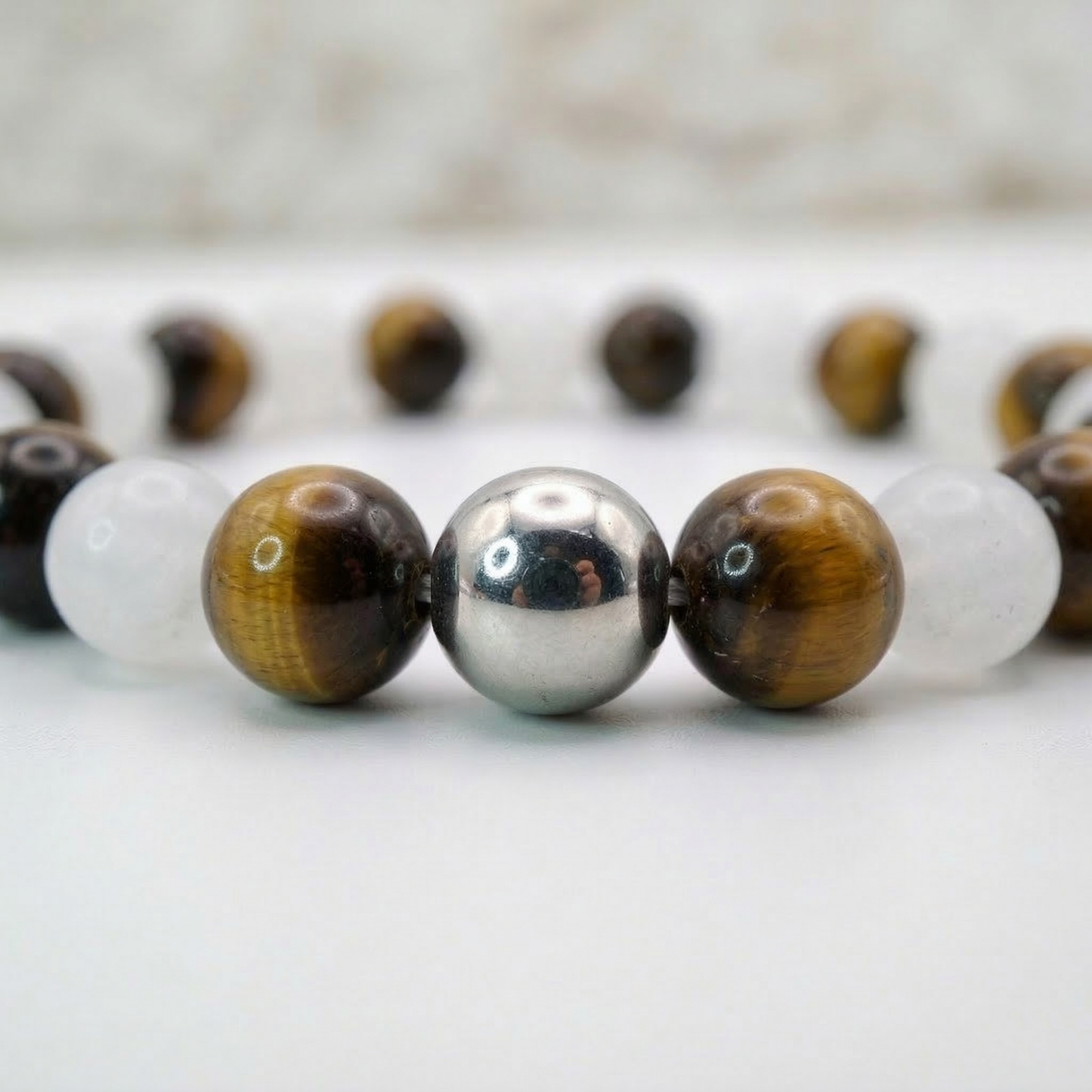 Fokus & Lebenskraft – Armband aus Tigerauge & weißer Jade mit Edelstahl-Akzent