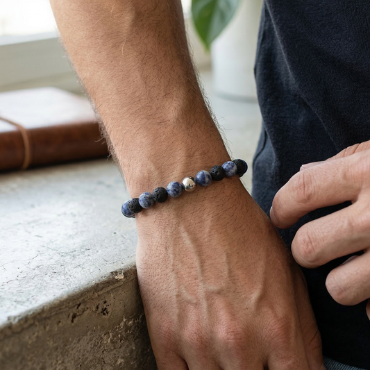 Elementare Kraft – Armband aus Lavastein & Blauem Jaspis mit Edelstahl-Akzent