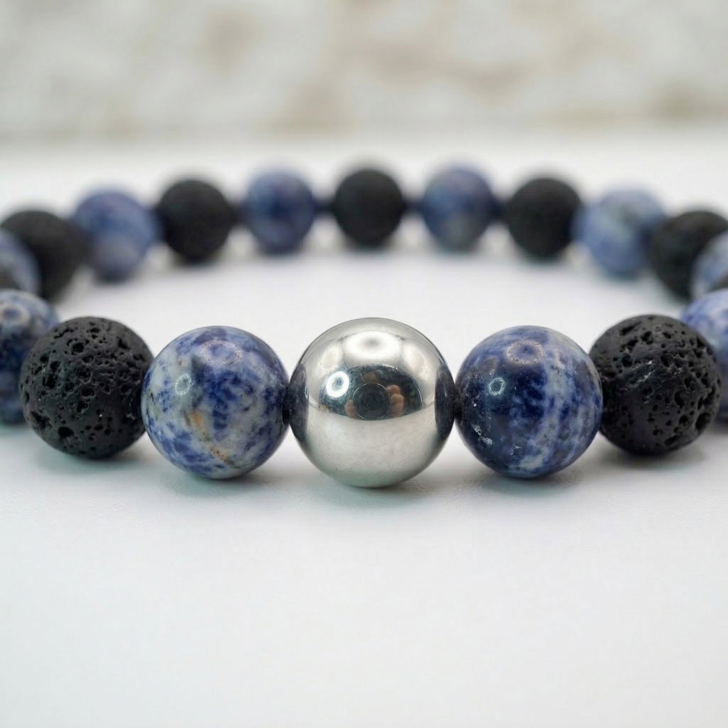 Elementare Kraft – Armband aus Lavastein & Blauem Jaspis mit Edelstahl-Akzent
