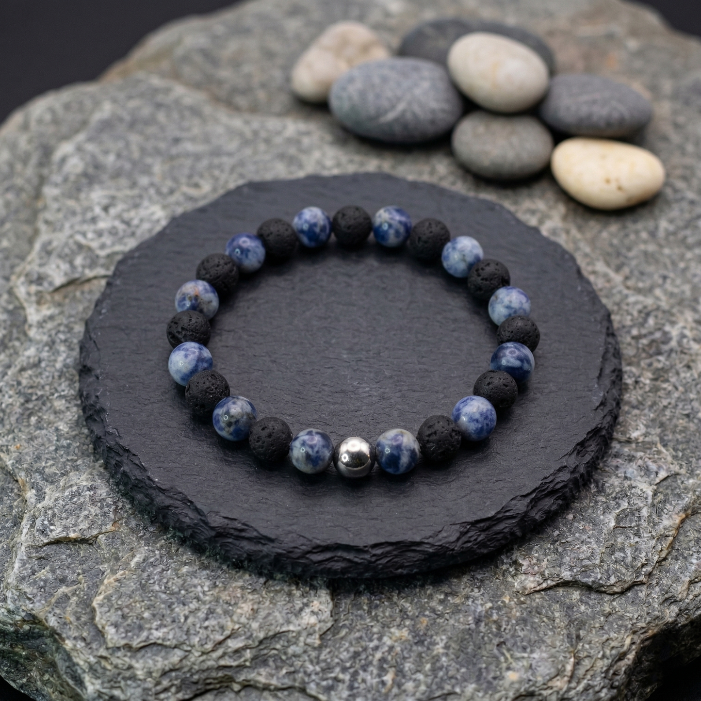 Elementare Kraft – Armband aus Lavastein & Blauem Jaspis mit Edelstahl-Akzent