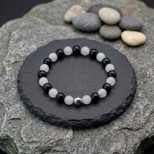 Licht & Schatten – Armband aus Obsidian & weißer Jade mit Edelstahl-Akzent