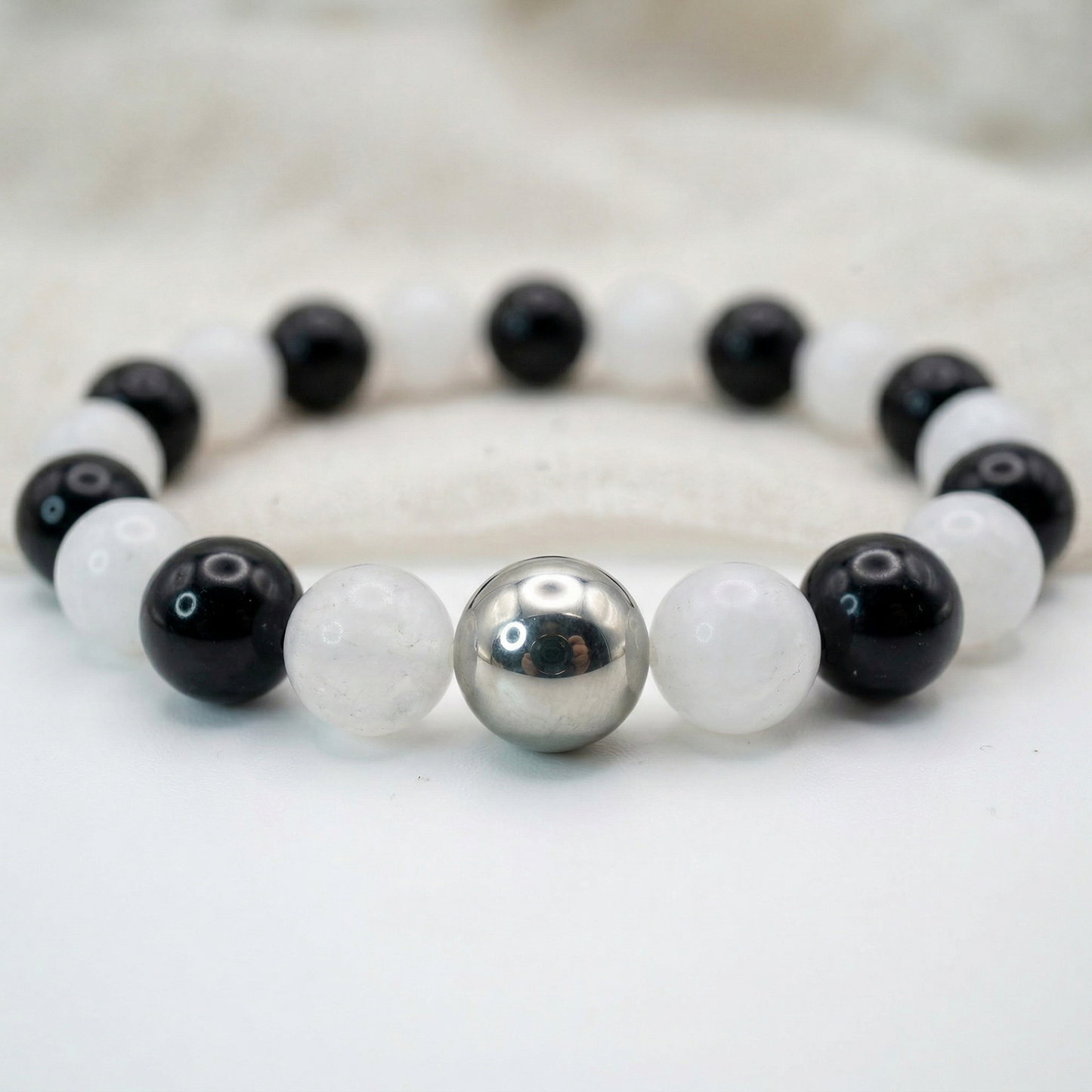 Licht & Schatten – Armband aus Obsidian & weißer Jade mit Edelstahl-Akzent