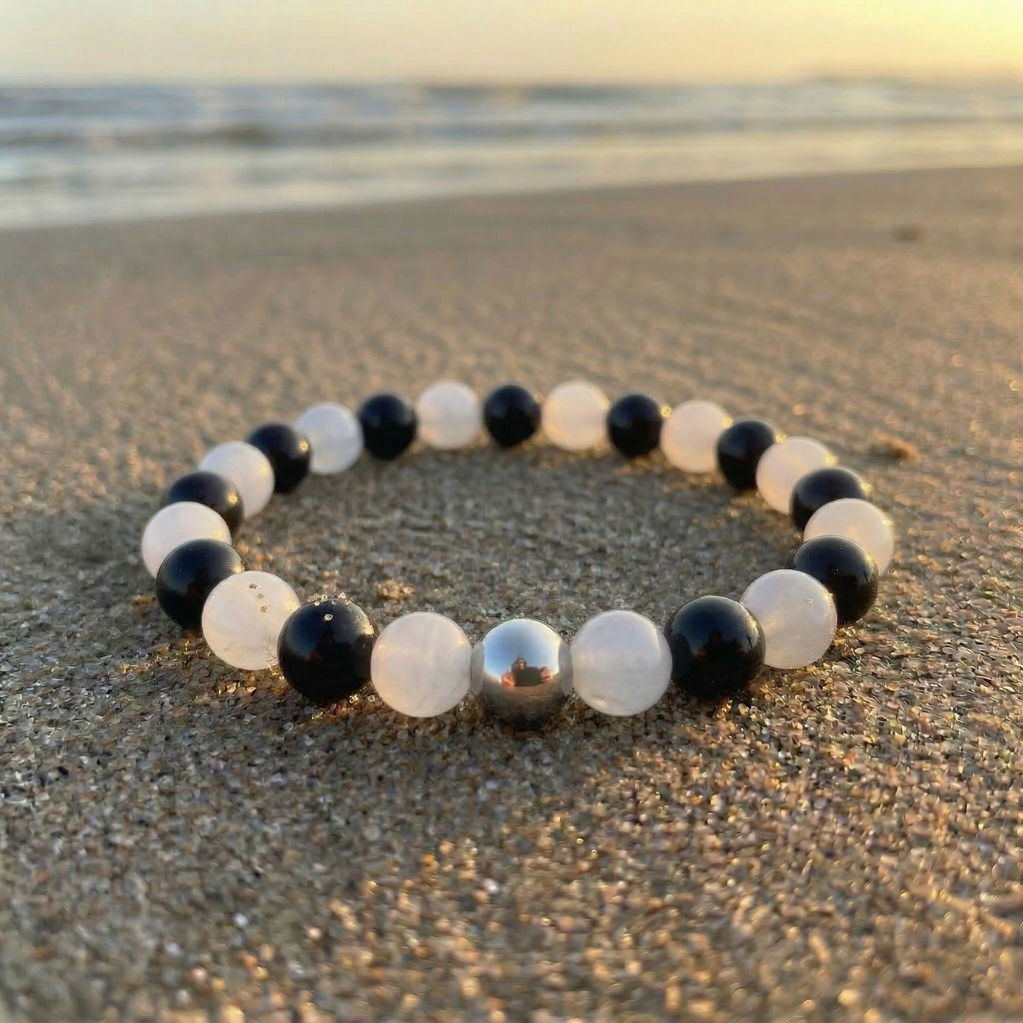 Licht & Schatten – Armband aus Obsidian & weißer Jade mit Edelstahl-Akzent