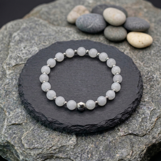 Pure Harmonie – Armband aus weißer Jade mit Edelstahl-Akzenten