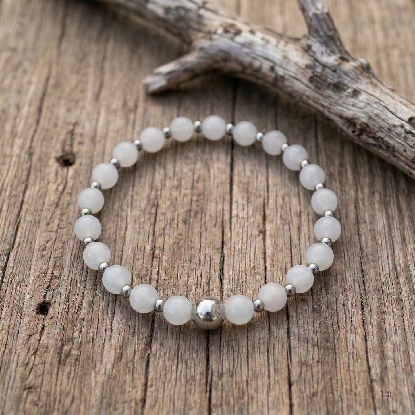 Pure Harmonie – Armband aus weißer Jade mit Edelstahl-Akzenten
