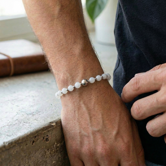 Pure Harmonie – Armband aus weißer Jade mit Edelstahl-Akzenten