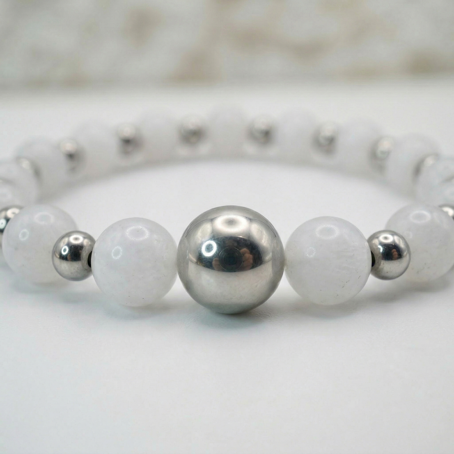 Pure Harmonie – Armband aus weißer Jade mit Edelstahl-Akzenten